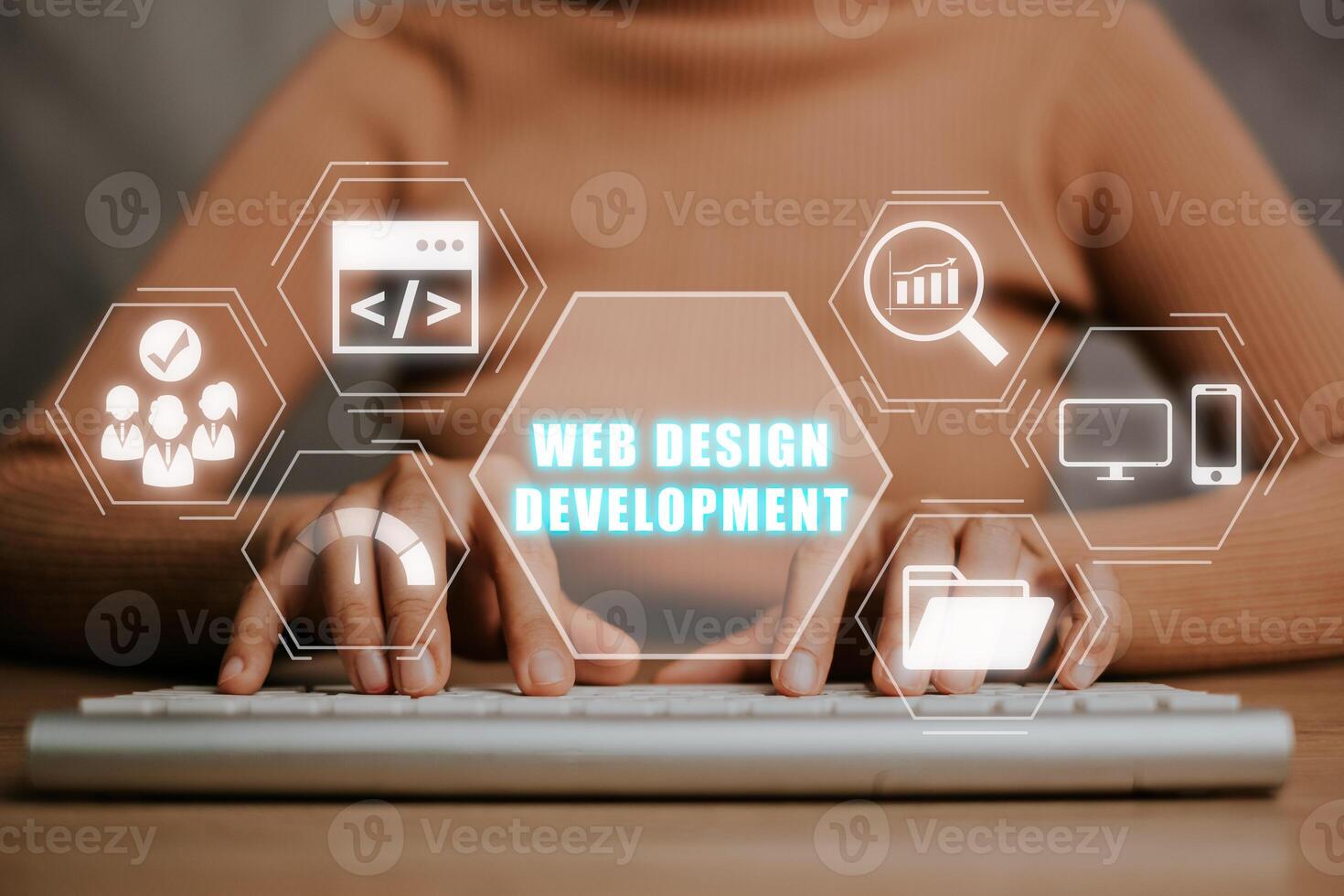 web diseño desarrollo codificación programación Internet tecnología negocio concepto, joven mujer mano mecanografía teclado con web diseño desarrollo icono en virtual pantalla. foto