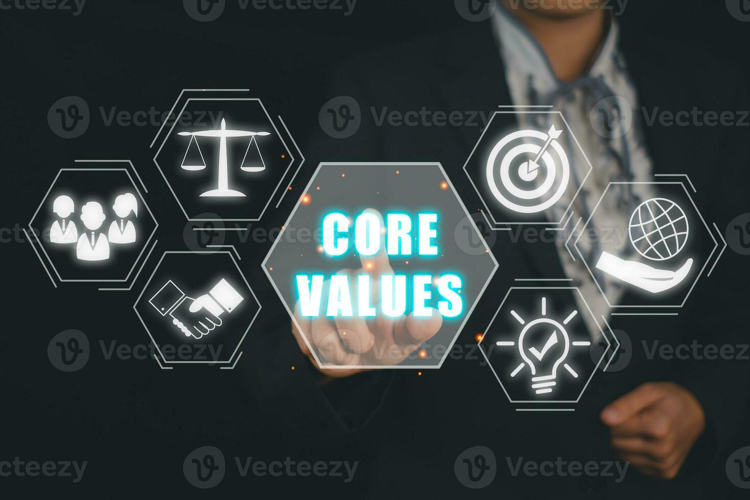 núcleo valores, corporativo valores concepto, empresario mano conmovedor núcleo valores icono en virtual pantalla. foto