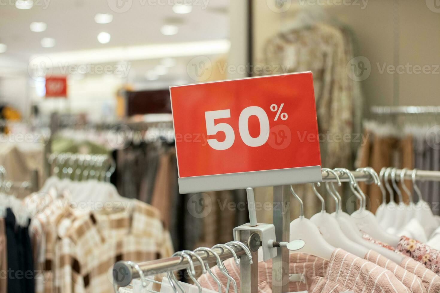 selectivo atención a rojo descuento tablero con 50 por ciento escribiendo. para descuento plantillas para De las mujeres y de los hombres ropa a el centro comercial. suave atención foto