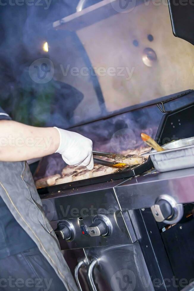 el cocinero es Cocinando carne de vaca a comer para cena foto