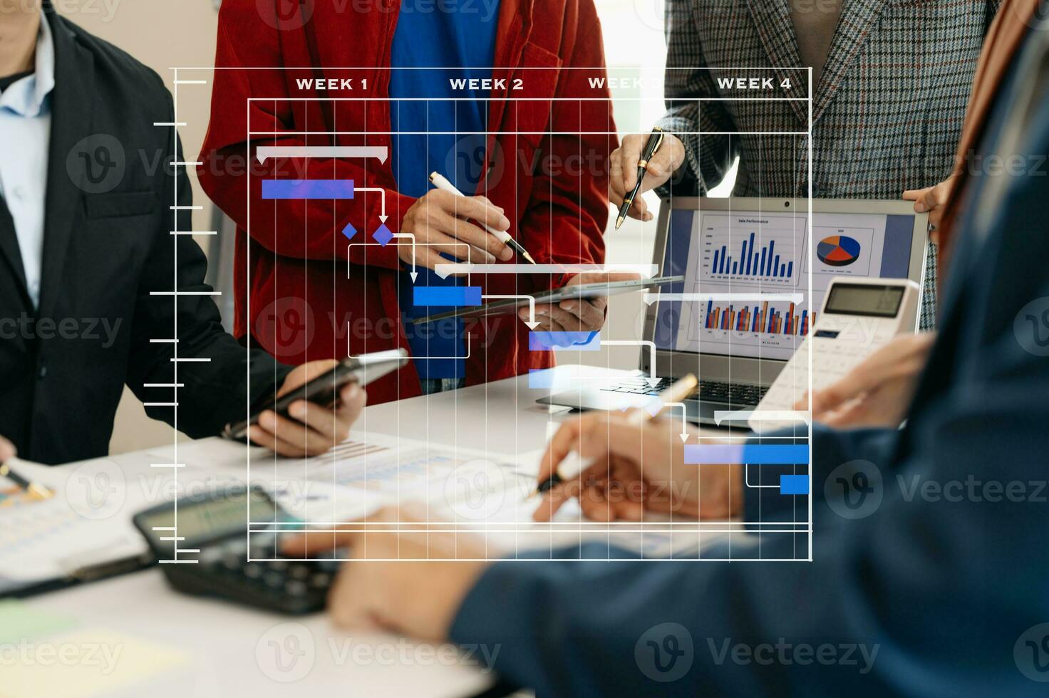 gerente de proyecto trabajando y actualizando tareas con hitos, planificación de progreso y diagrama de programación de diagrama de Gantt. Tranvía comercial trabajando en la oficina foto