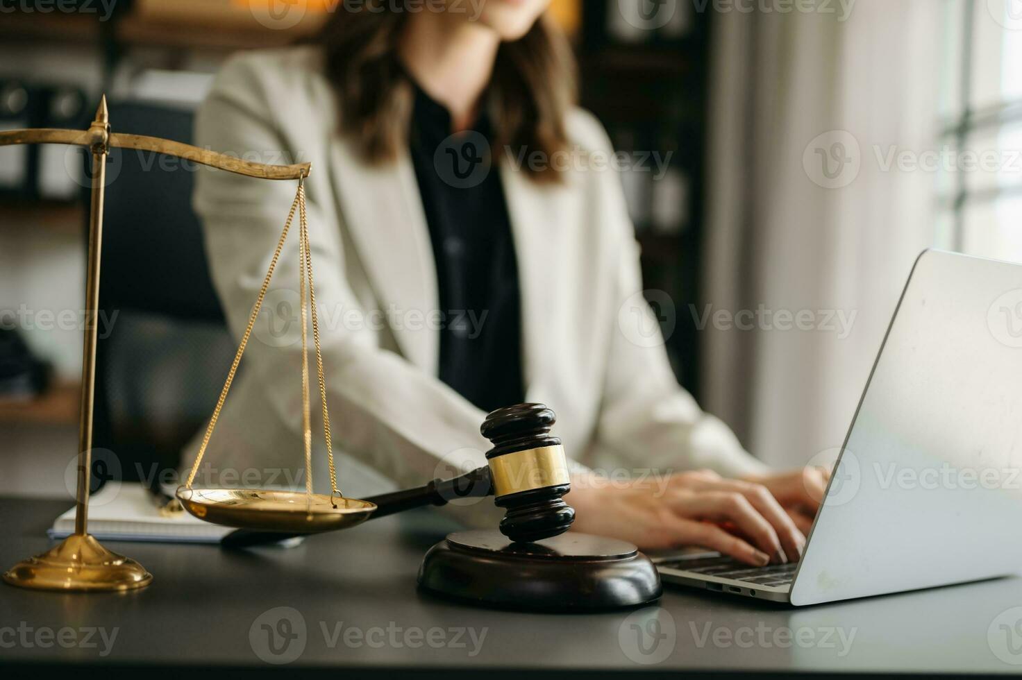 justicia y ley concepto.ley tema de madera escritorio, libros, balance. masculino juez en un sala de justicia el mazo,trabajando con digital tableta computadora foto