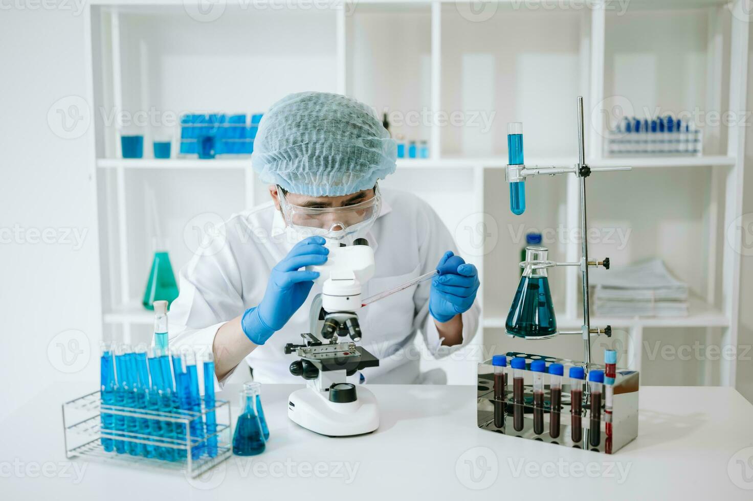 masculino científico investigador conductible un experimentar en laboratorio. foto