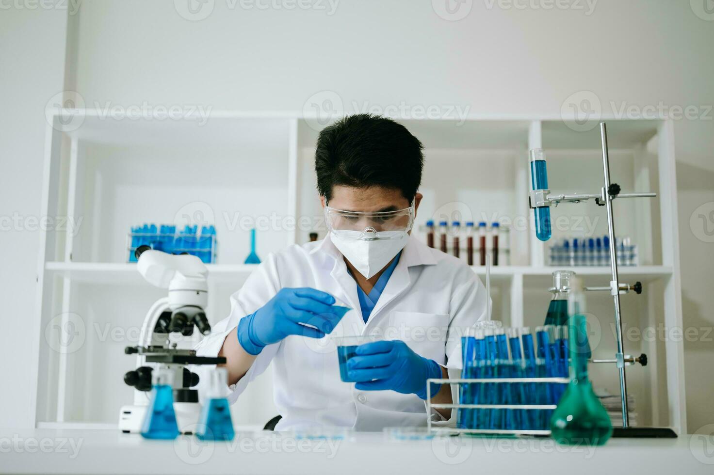 masculino biotecnólogo pruebas nuevo químico sustancias en un laboratorio. foto