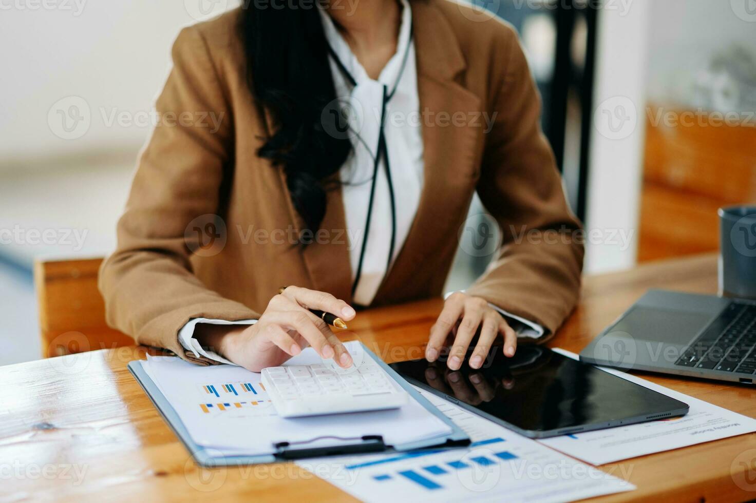 cerca arriba de mujer de negocios o contador mano mecanografía ordenador portátil trabajando a calcular en escritorio acerca de costo a oficina. foto