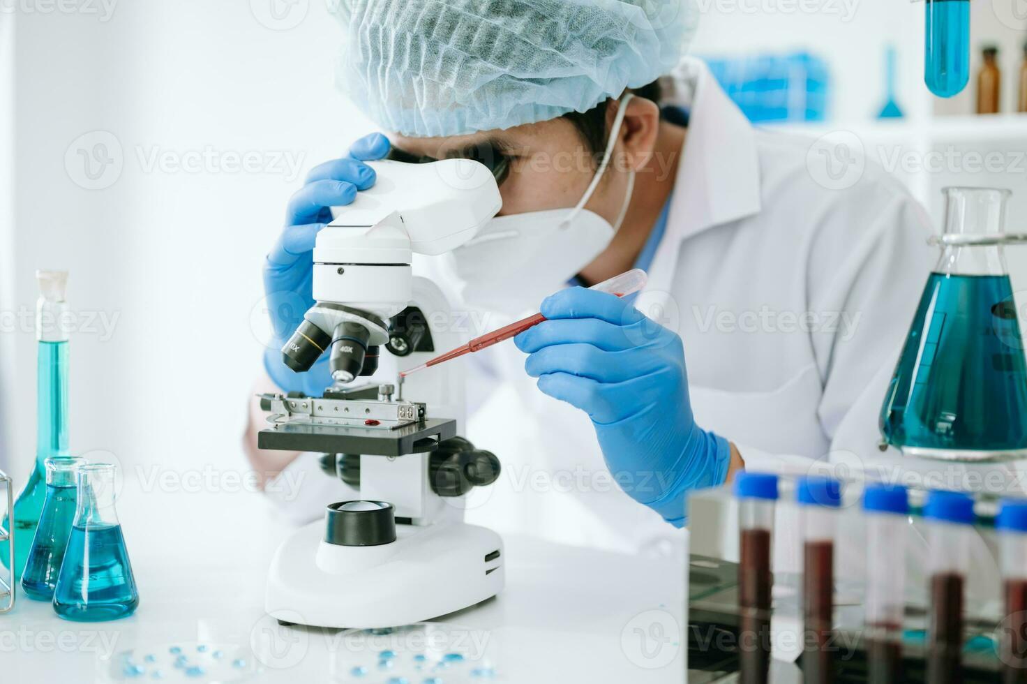 científico mezclando líquidos químicos en el laboratorio de química. investigador trabajando en el laboratorio foto