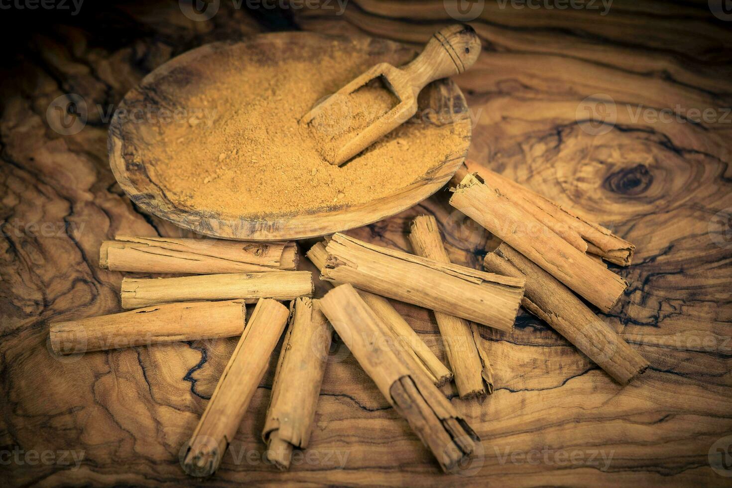 dried cinnamon sticks and powder photo