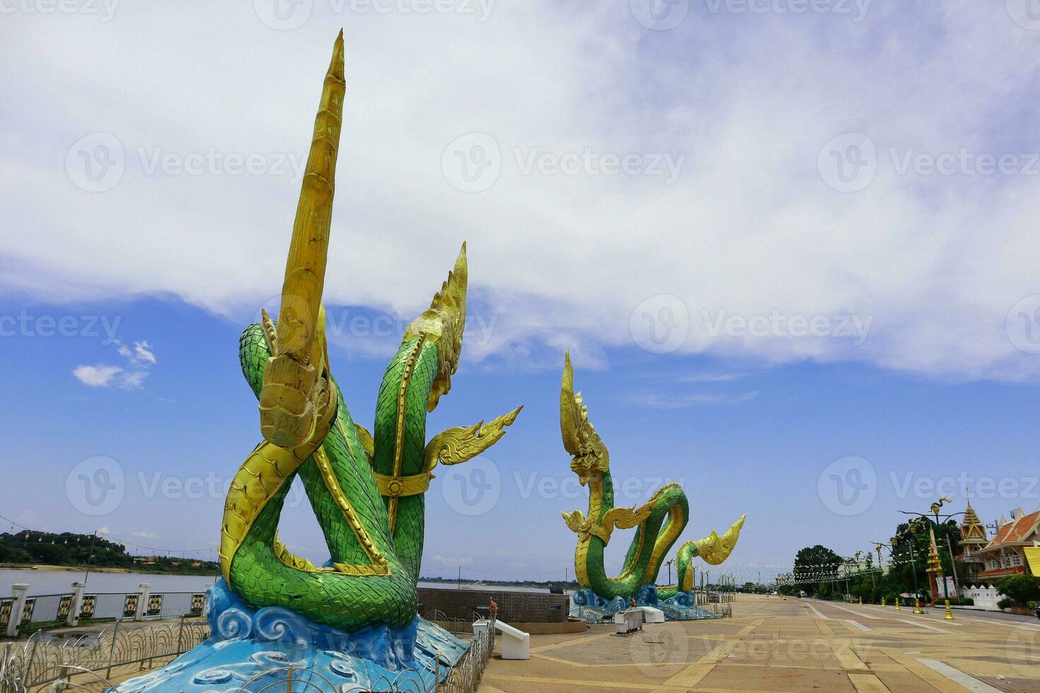 naga estatua a el Entrada de punto de referencia en nong khai, Tailandia foto