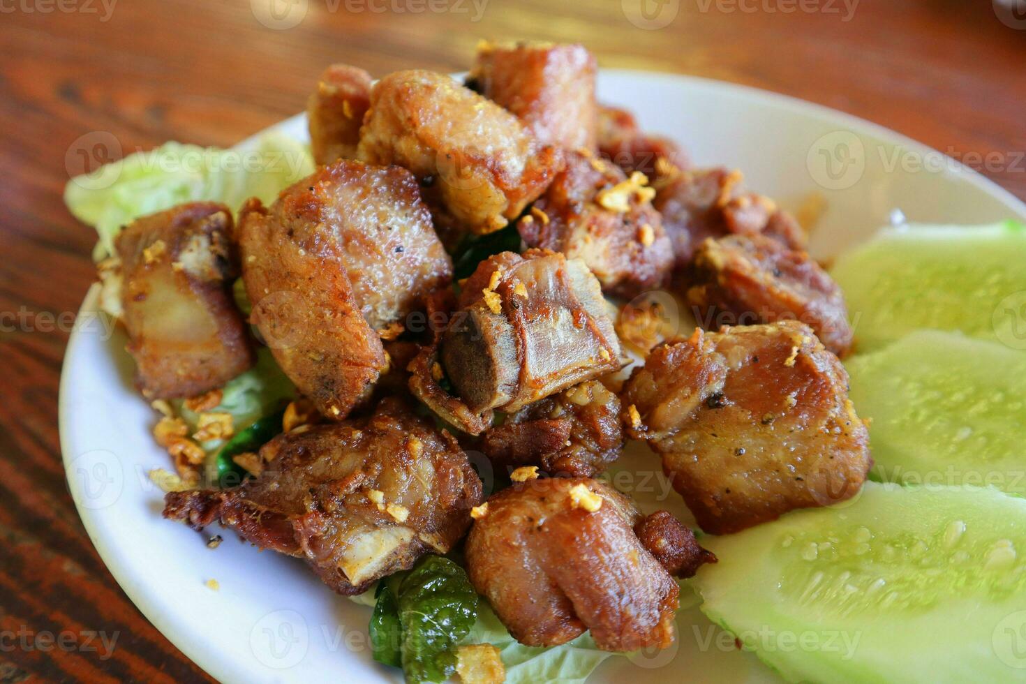 profundo frito Cerdo costillas con ajo en el lámina, tailandés estilo alimento. foto