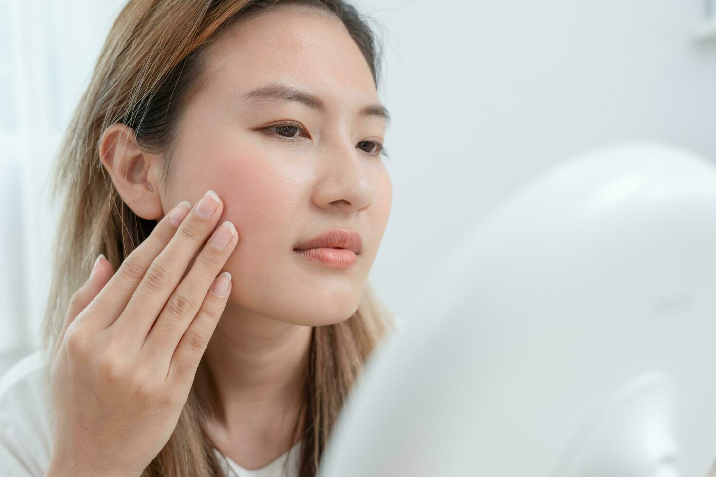 mujer preocupada por la dermatología facial, dermatitis rosácea, esteroides alérgicos, piel sensible, cara roja por quemaduras solares, acné, piel seca, poros dilatados, erupción facial, opaca, pecas, arrugas, problemas de piel foto