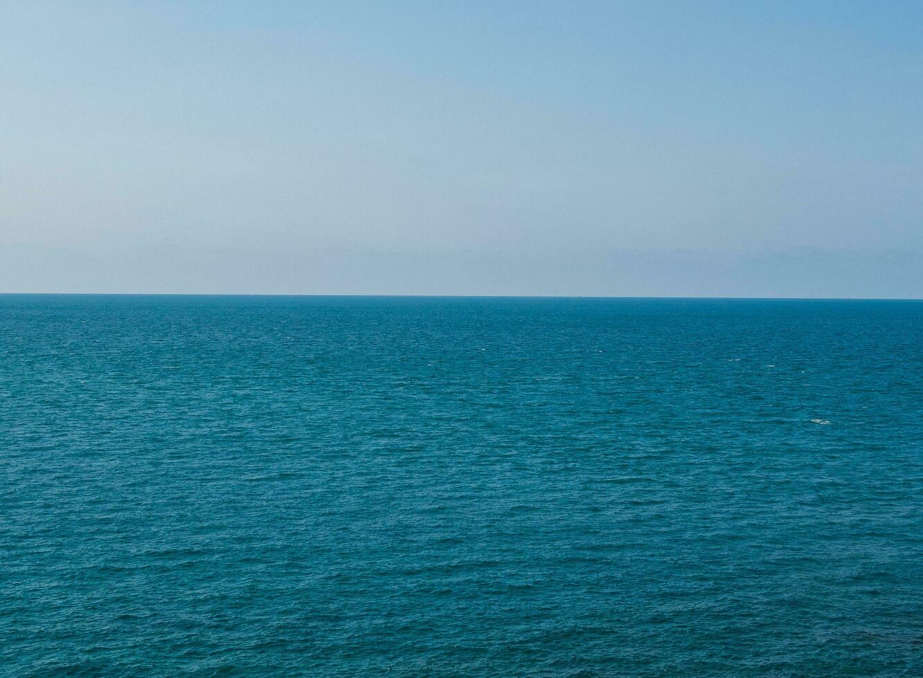 ver azul mar azul antecedentes Mira calma paisaje punto de vista verano naturaleza tropical mar hermosa Oceano agua bangsaen playa este Tailandia chonburi exótico horizonte. foto