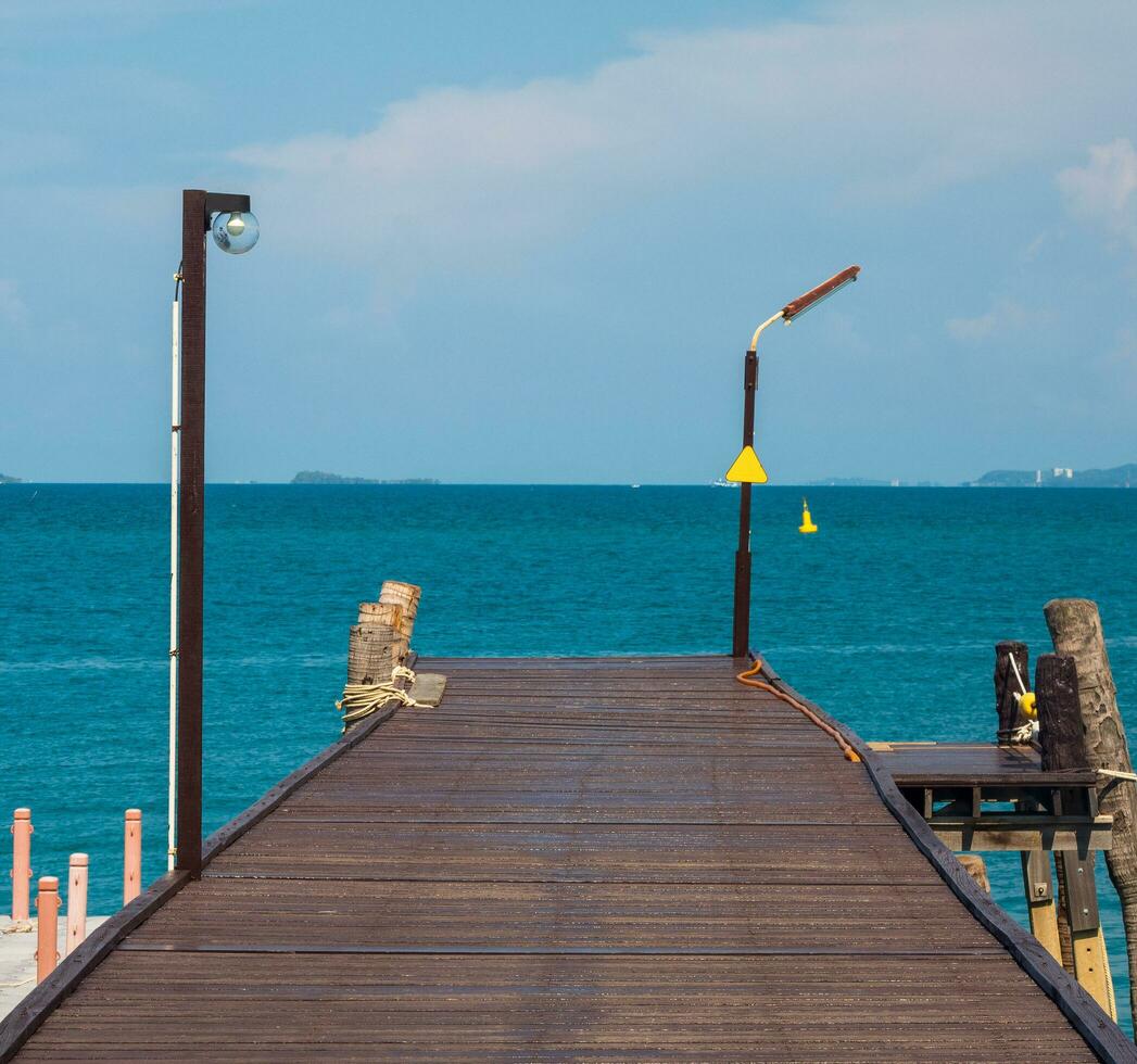 paisaje verano pasarela puente caminar mar y además pequeño puerto. y pequeño barco amarrado con ver de azul mar, claro cielo limpio, adecuado fiesta viaje a Golfo Tailandia Khao aprender ya nacional parque Rayong foto