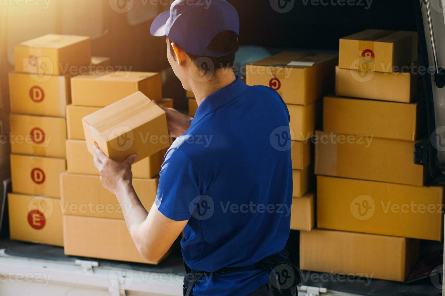 mujer de negocios puesta en marcha empresaria de pequeña empresa sme éxito. mujer independiente que trabaja en casa con entrega de paquetes en línea. concepto de entrega de pymes y embalajes foto