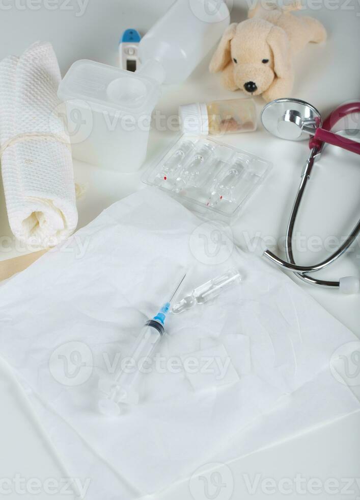 jeringuilla y vacuna en un blanco mesa. de cerca foto