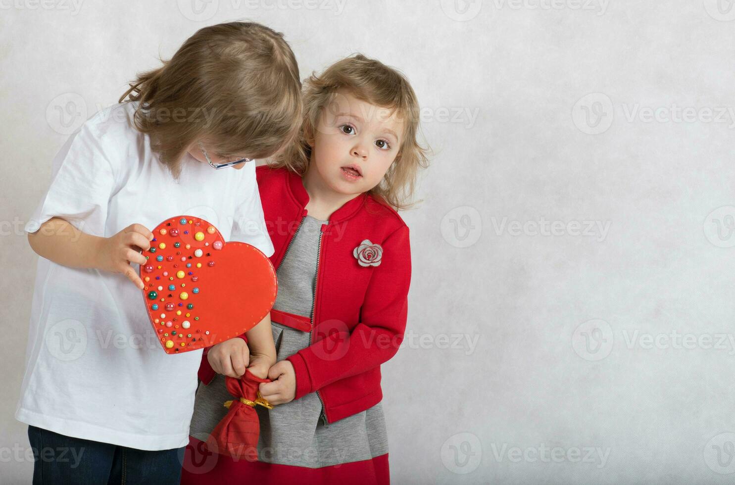 chico de cinco años y niña de 2 años son quedarse juntos. foto