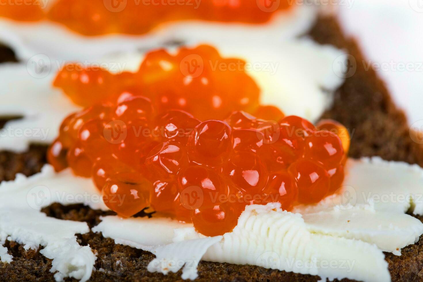 cereal negro un pan con mantequilla y rojo caviar. foto