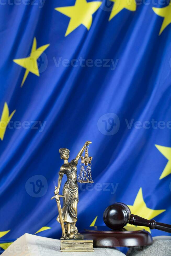 estatua de themis en un bandera de europeo Unión. foto