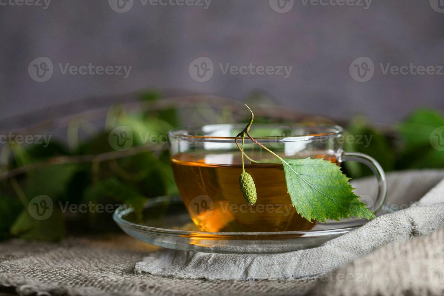 abedul hoja tren un vaso taza en un de madera superficie. foto