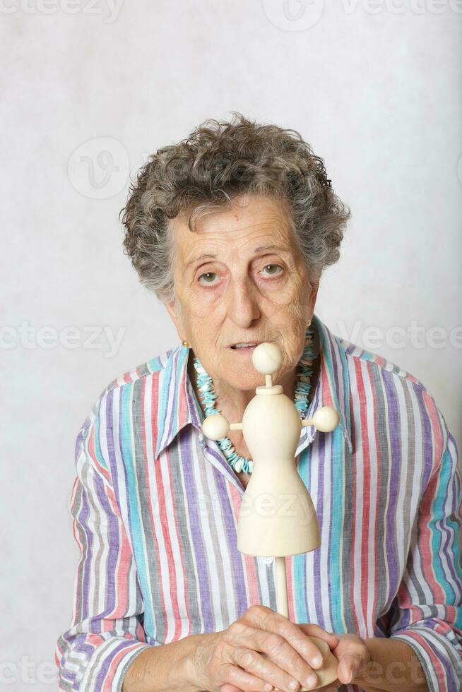 antiguo mujer con mini de madera maniquí foto