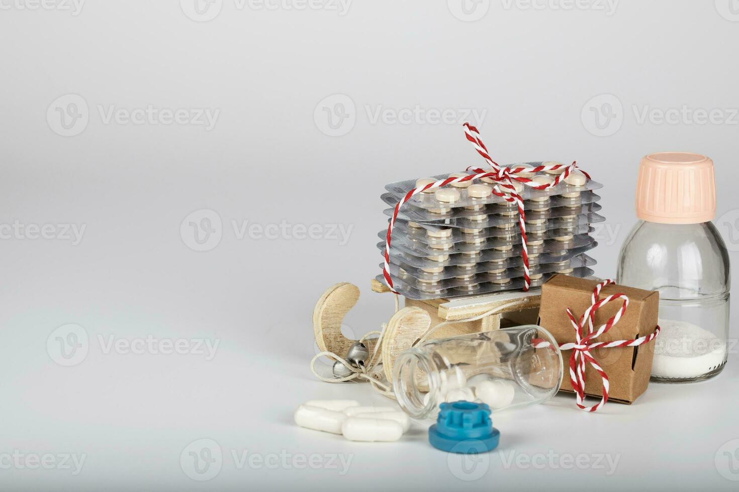 conjunto de farmacéutico productos en decorativo de madera trineo. foto