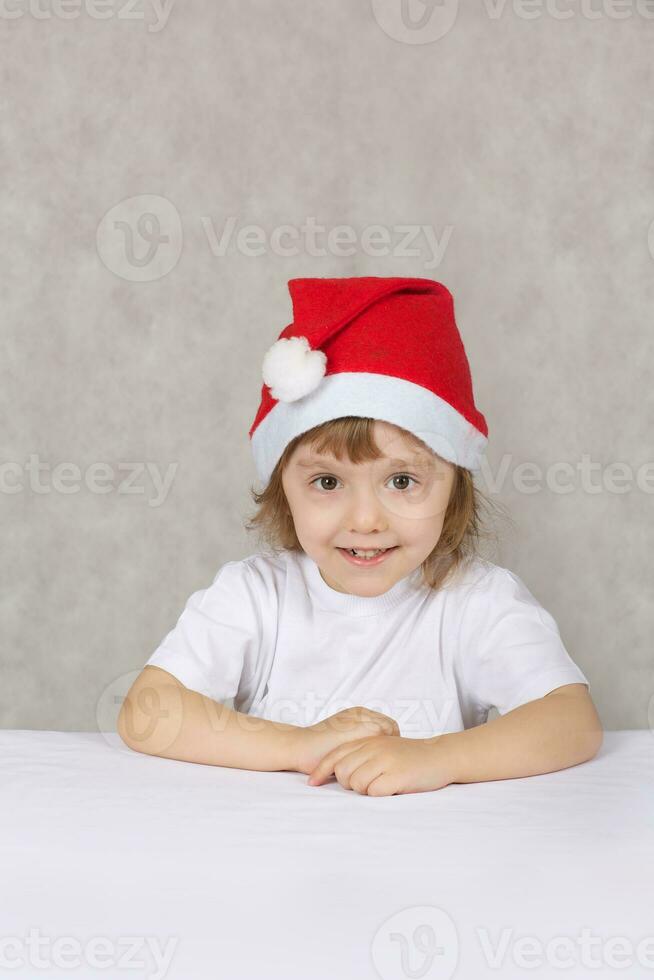 chico en santas sombrero foto