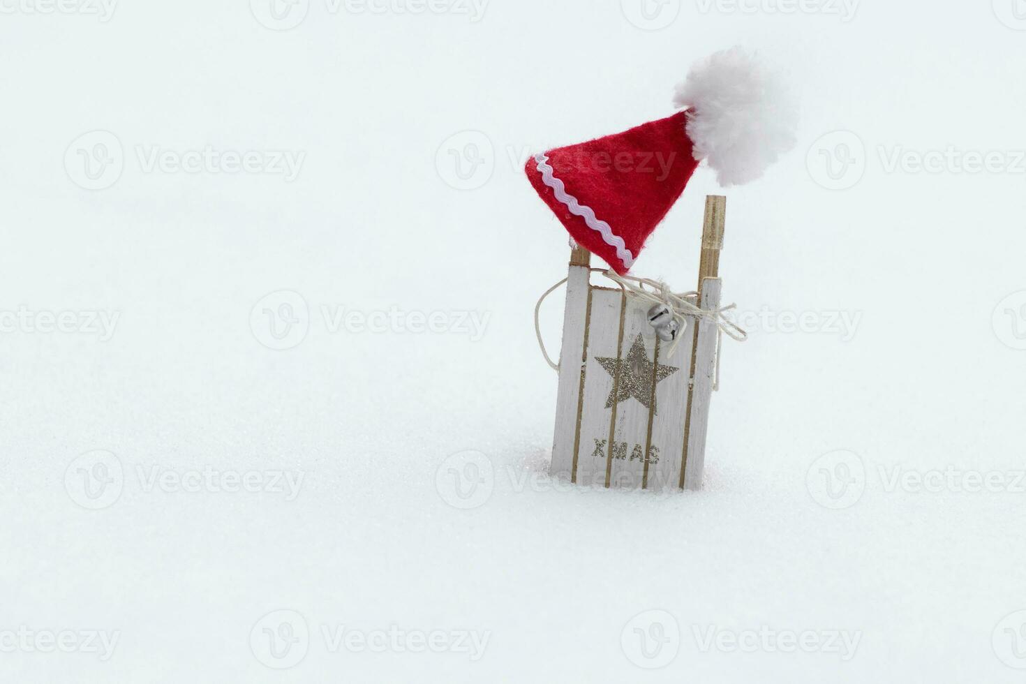 Papa Noel claus sombrero en un de madera hecho trineo. foto