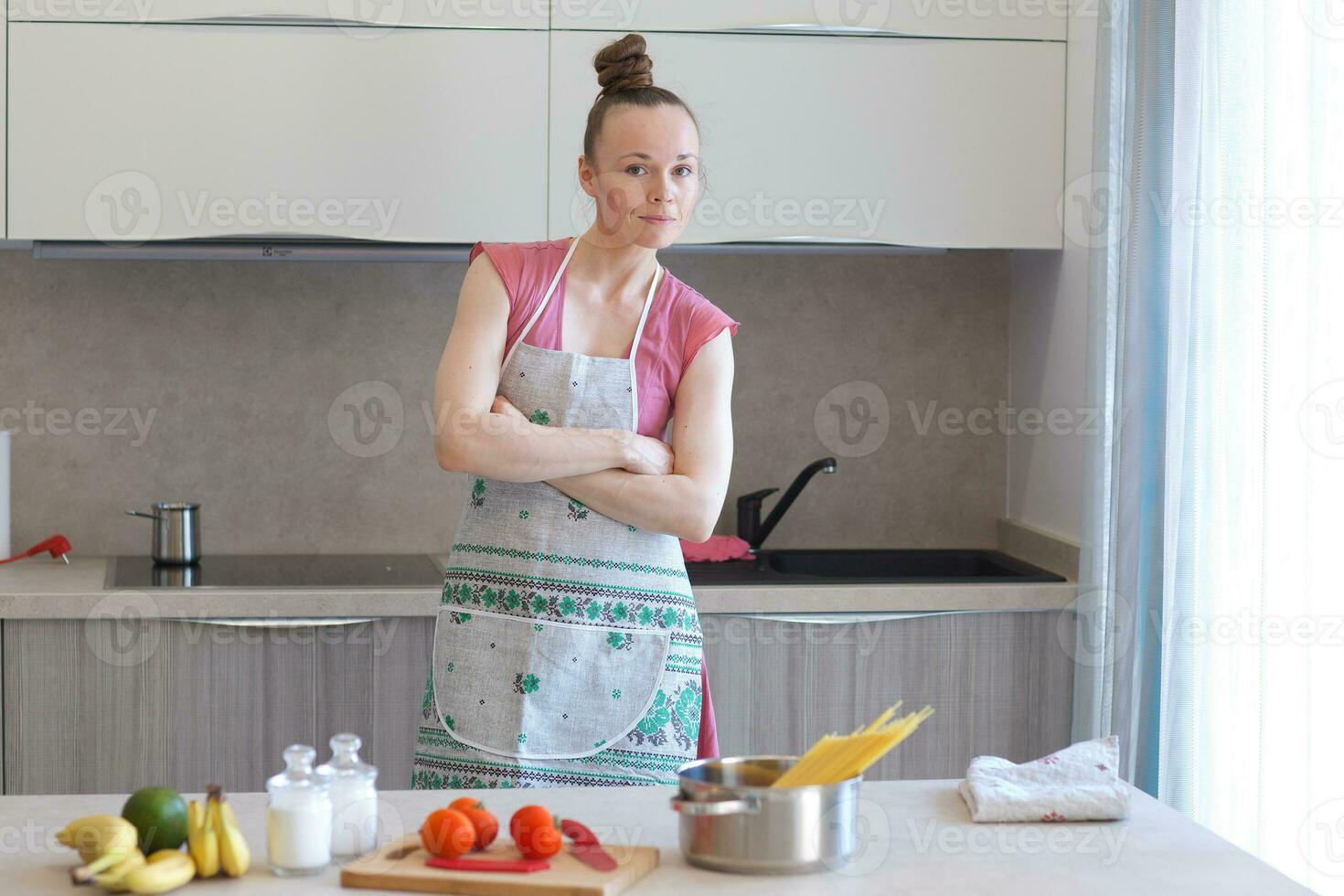 joven ama de casa en el cocina foto