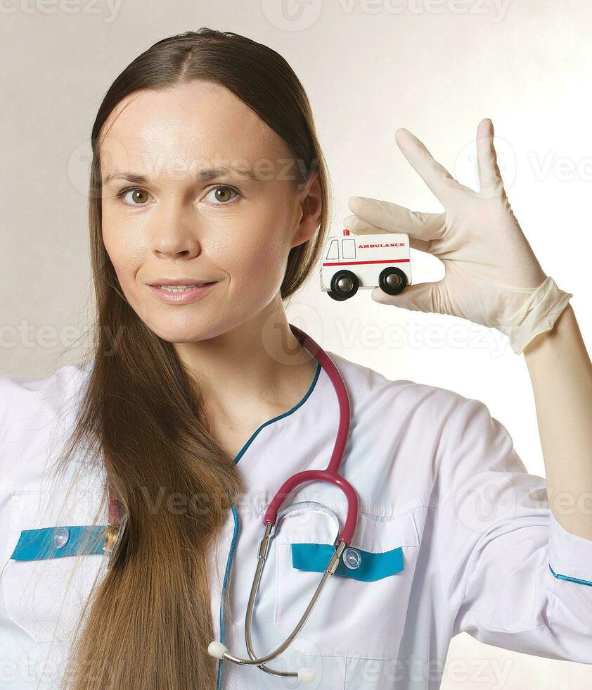 joven médico Entre 30 y 40 años antiguo vestido en un profesional uniforme. foto