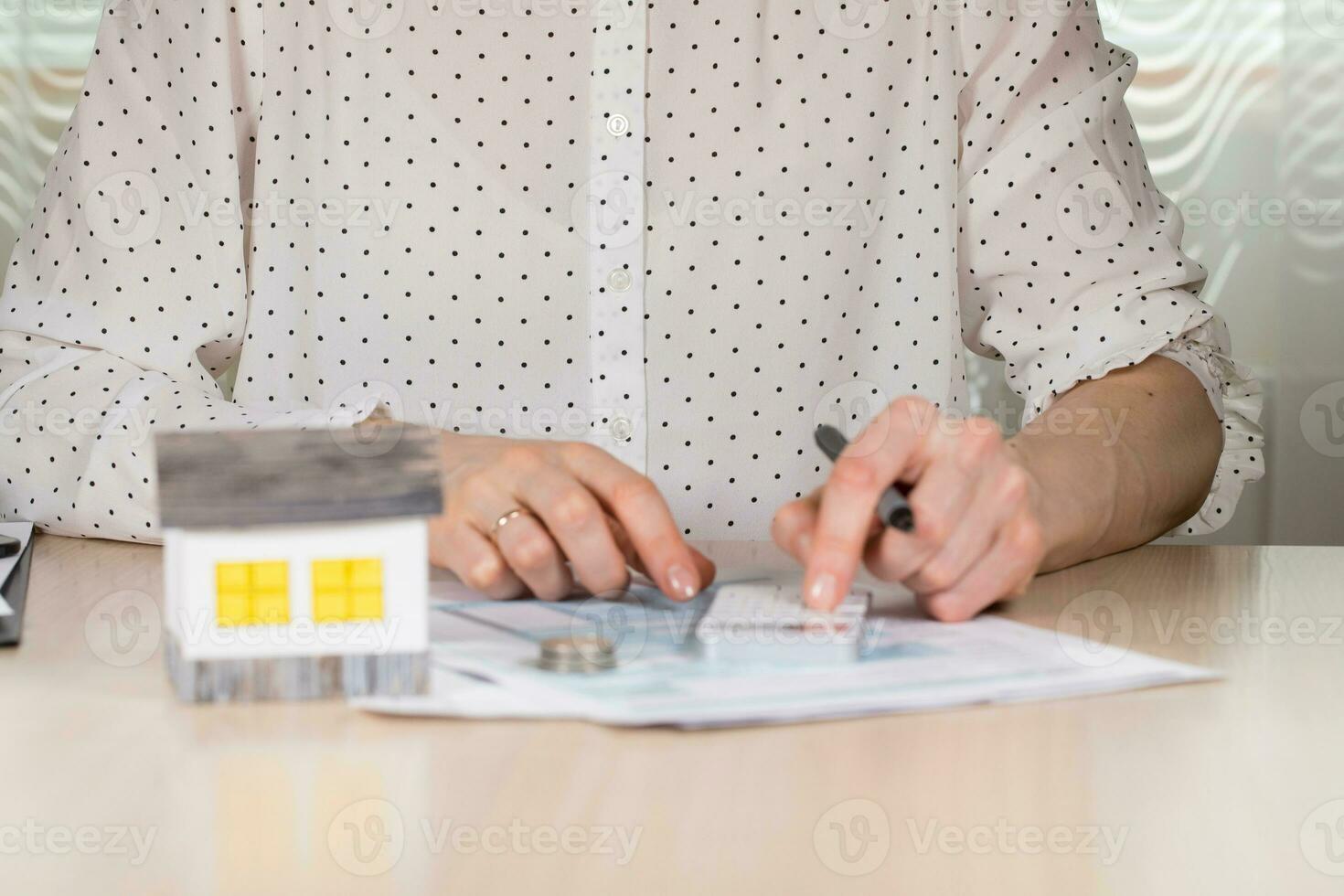 Young woman makes some calculations. photo