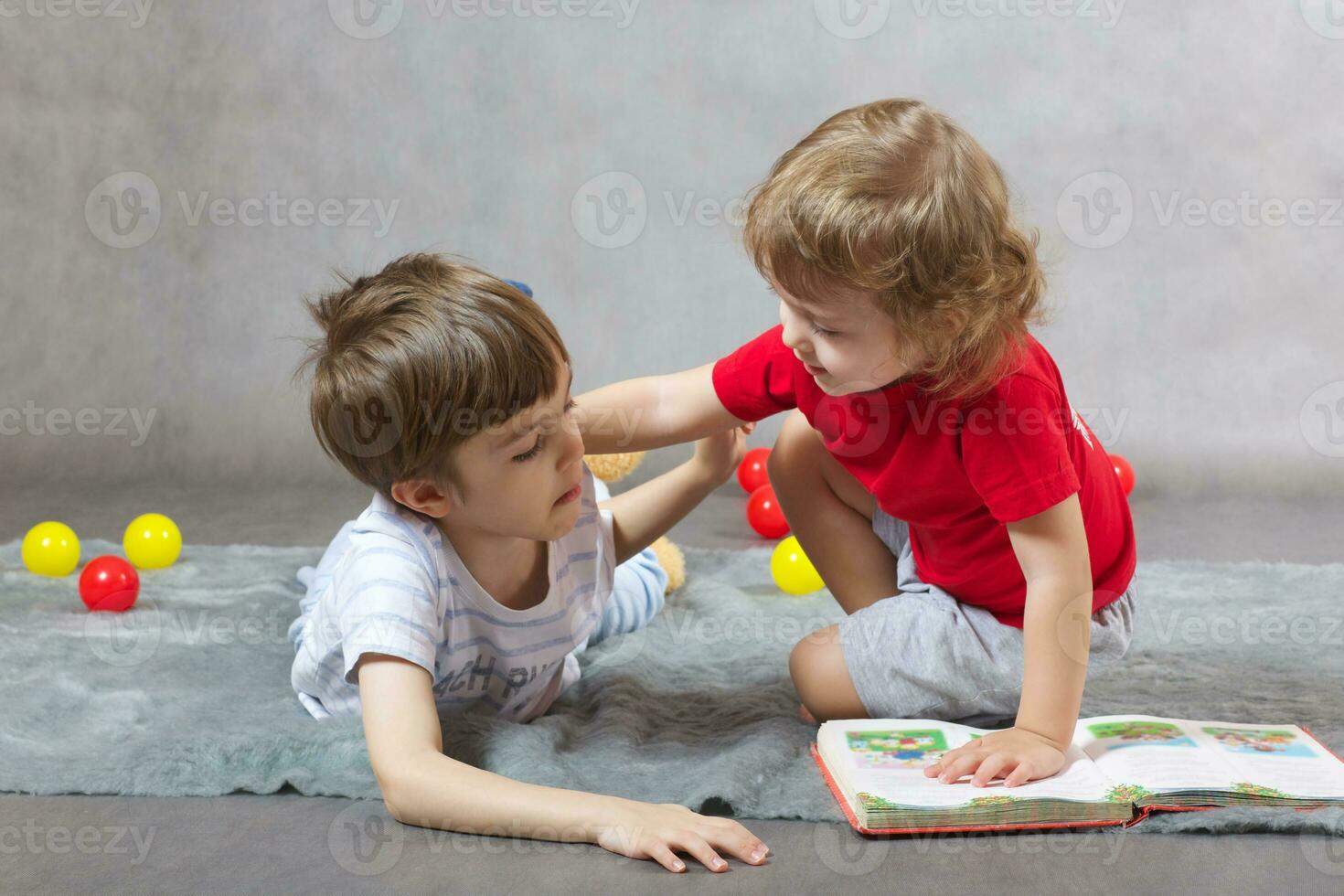 dos Niños- dos hermanos tener un conversacion foto