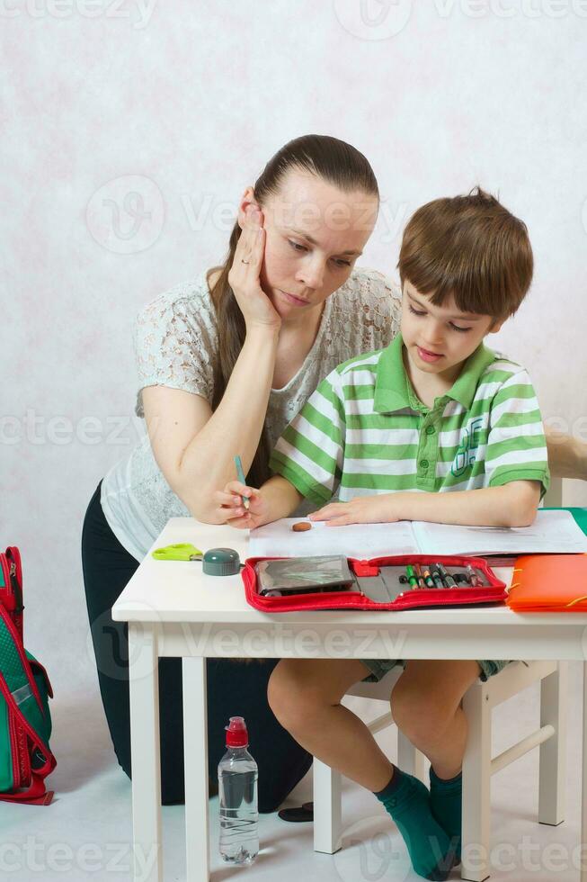 el madre cheques el deberes de su hijo foto