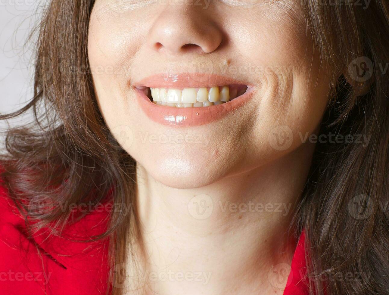 un sonriente joven mujer foto