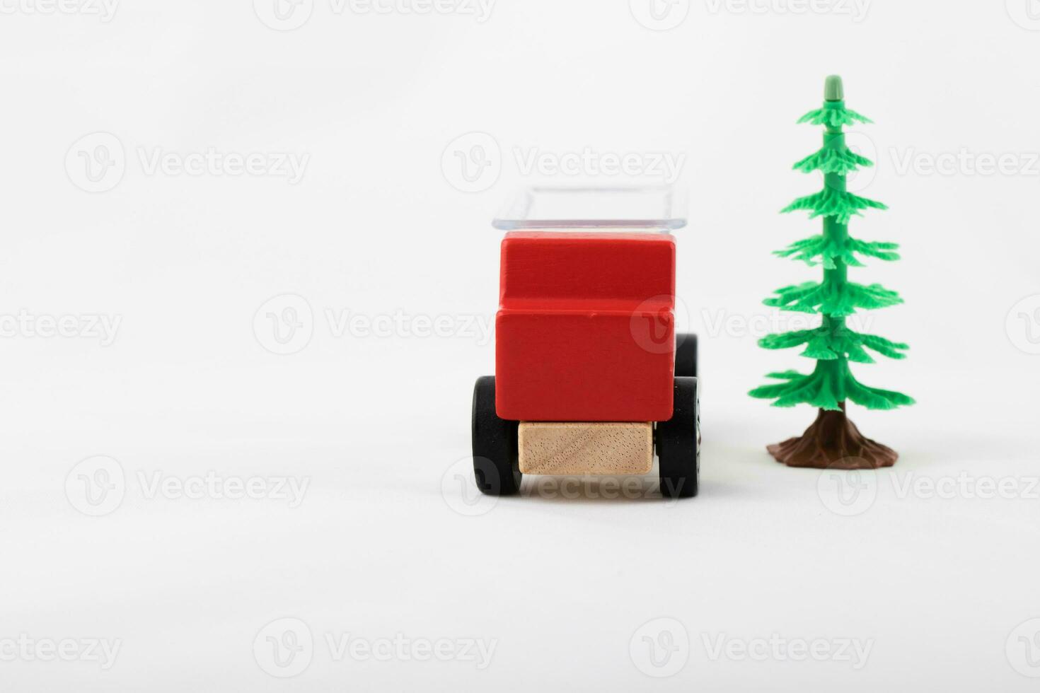 juguete camión y el plastico Navidad árbol en un blanco antecedentes. foto