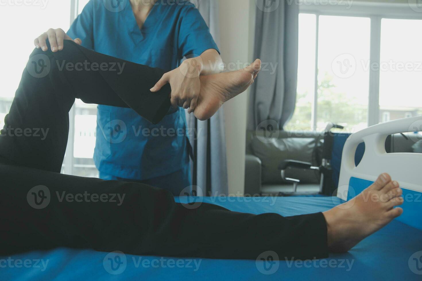 fisioterapeuta trabajando con paciente en clínica, de cerca foto