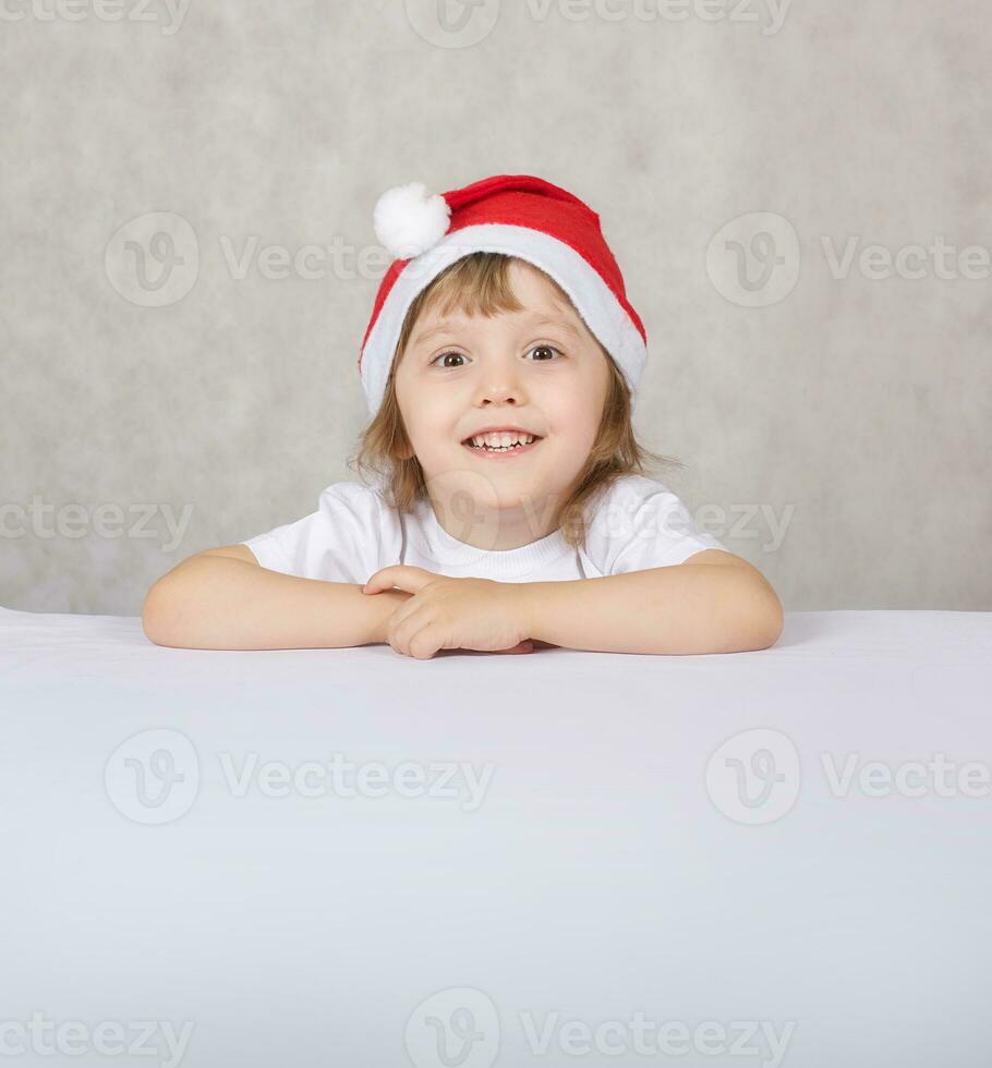 chico en santas sombrero foto