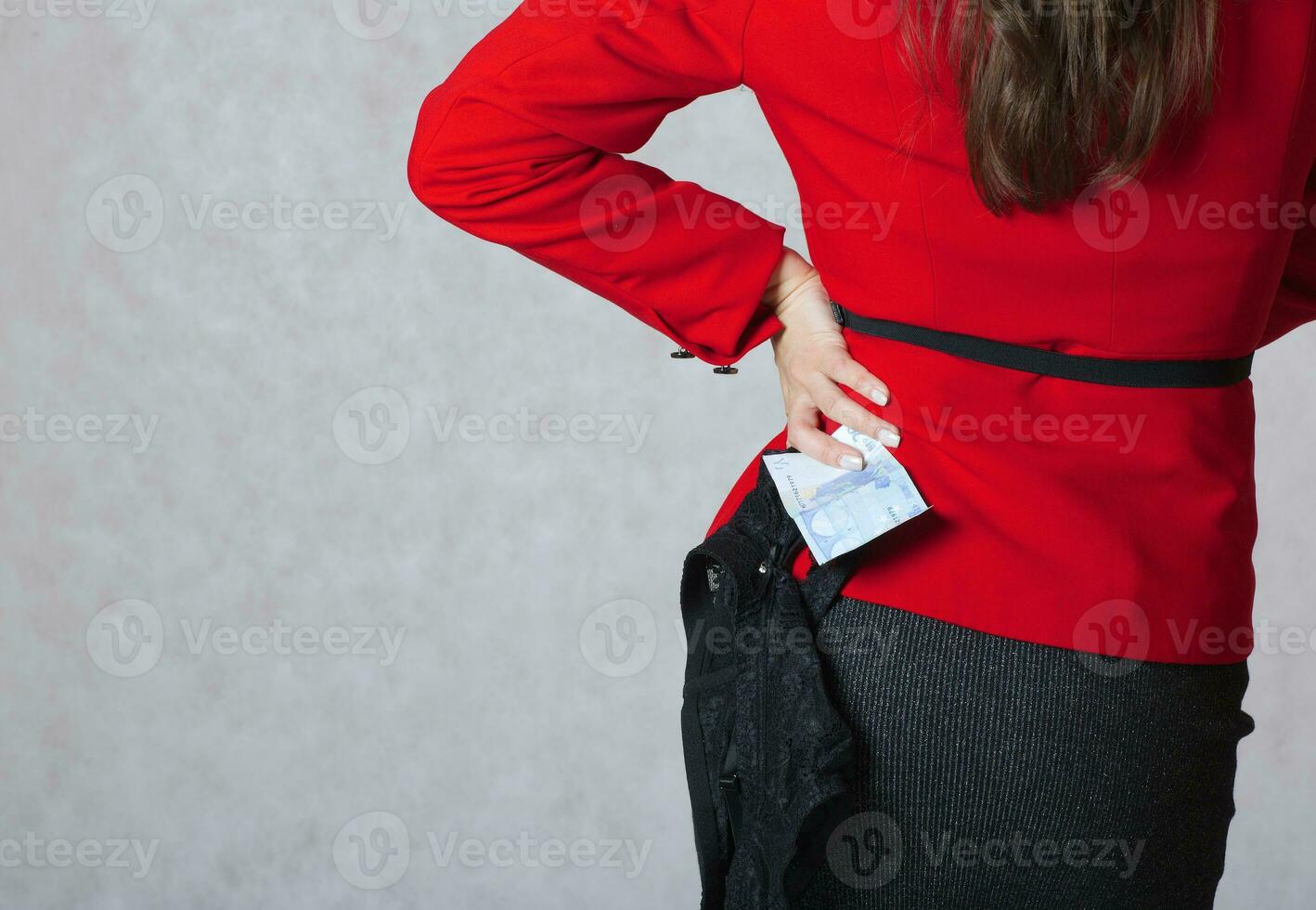 dinero en el mano de un joven mujer foto