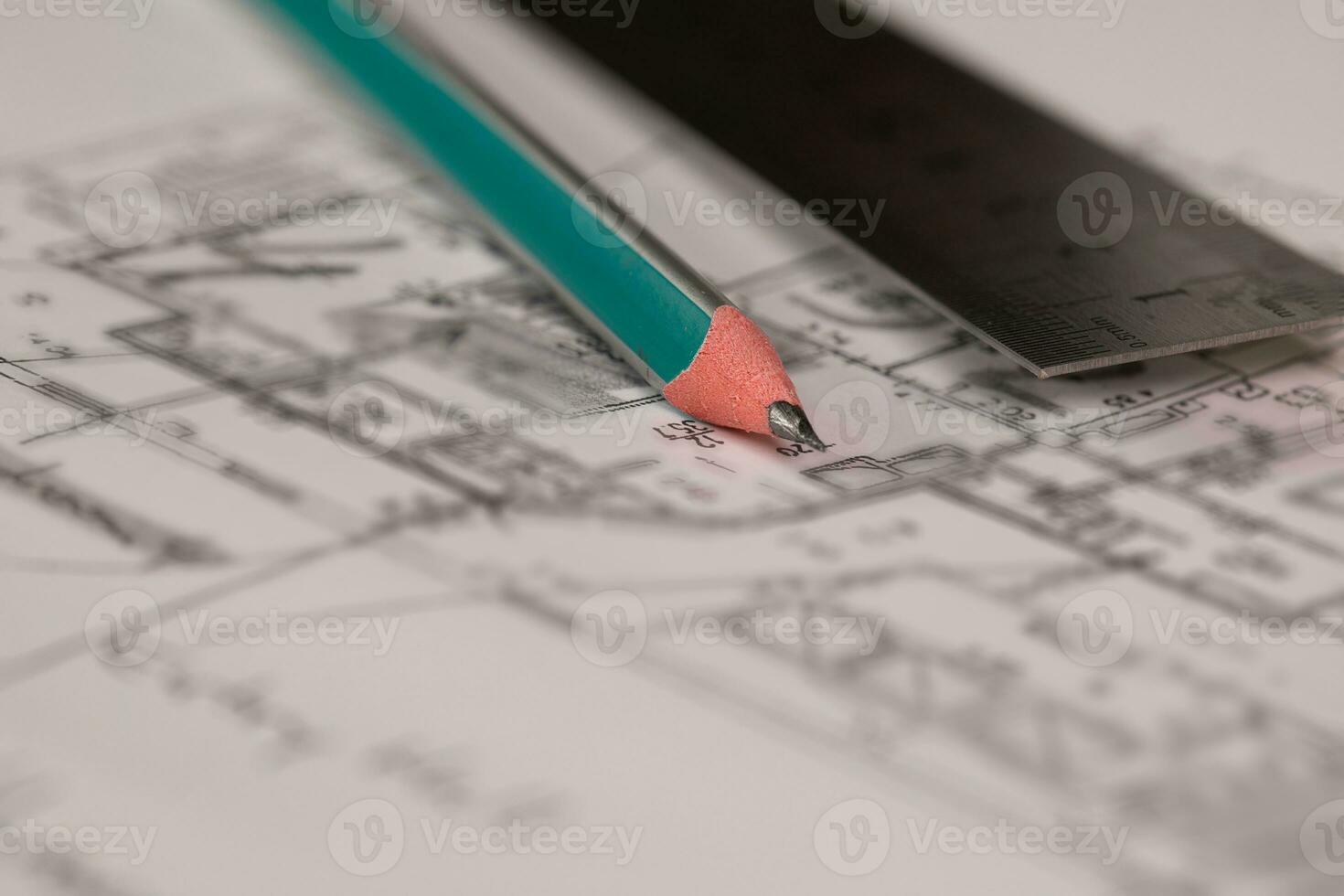 carbón lápiz y metal regla en un técnico dibujo de un departamento. foto