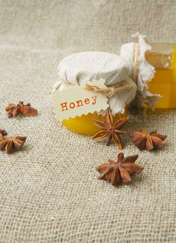 un vaso de miel con estrella anís frutas foto