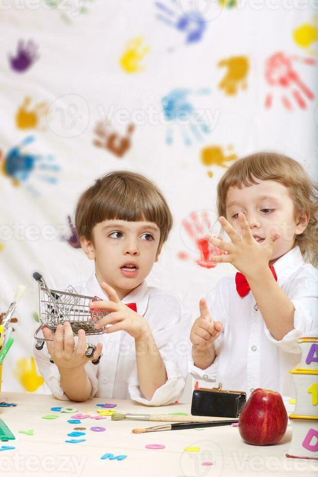 dos Niños son jugando juntos foto