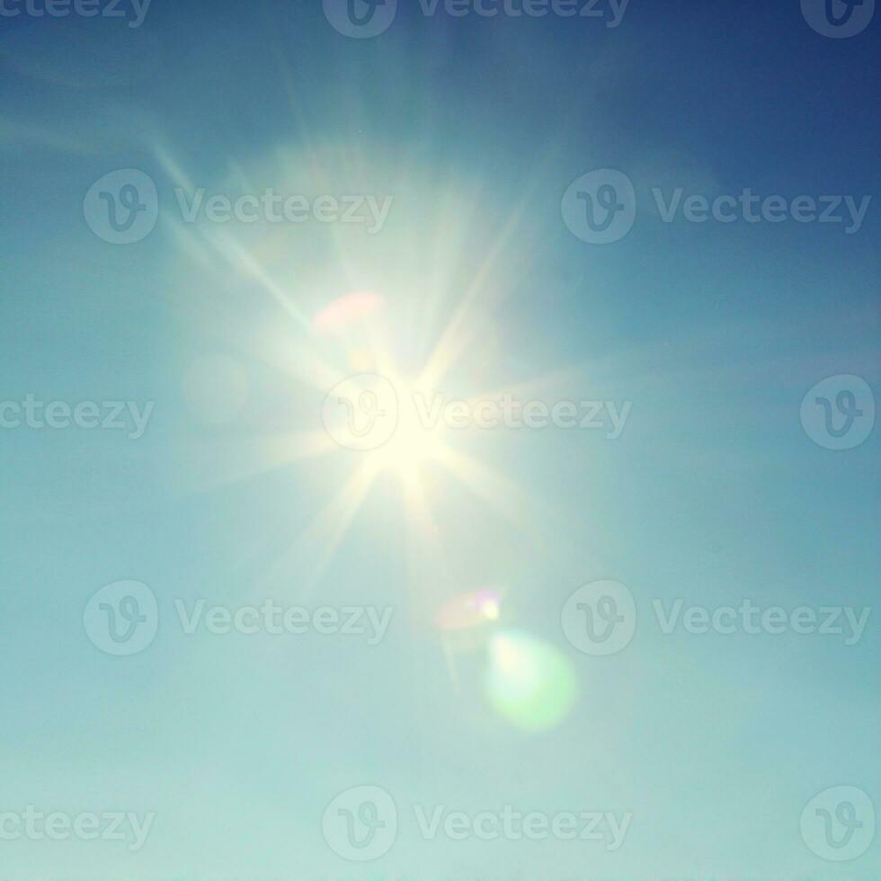 cielo azul durante un día soleado con luz solar. foto