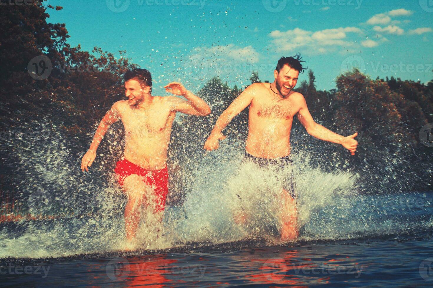 grupo de amigos divirtiéndose en la playa. foto