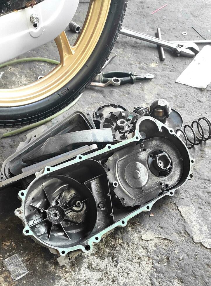 motorcycle engine service, focus on dismantling motorcycle engines, replacement of spare parts photo