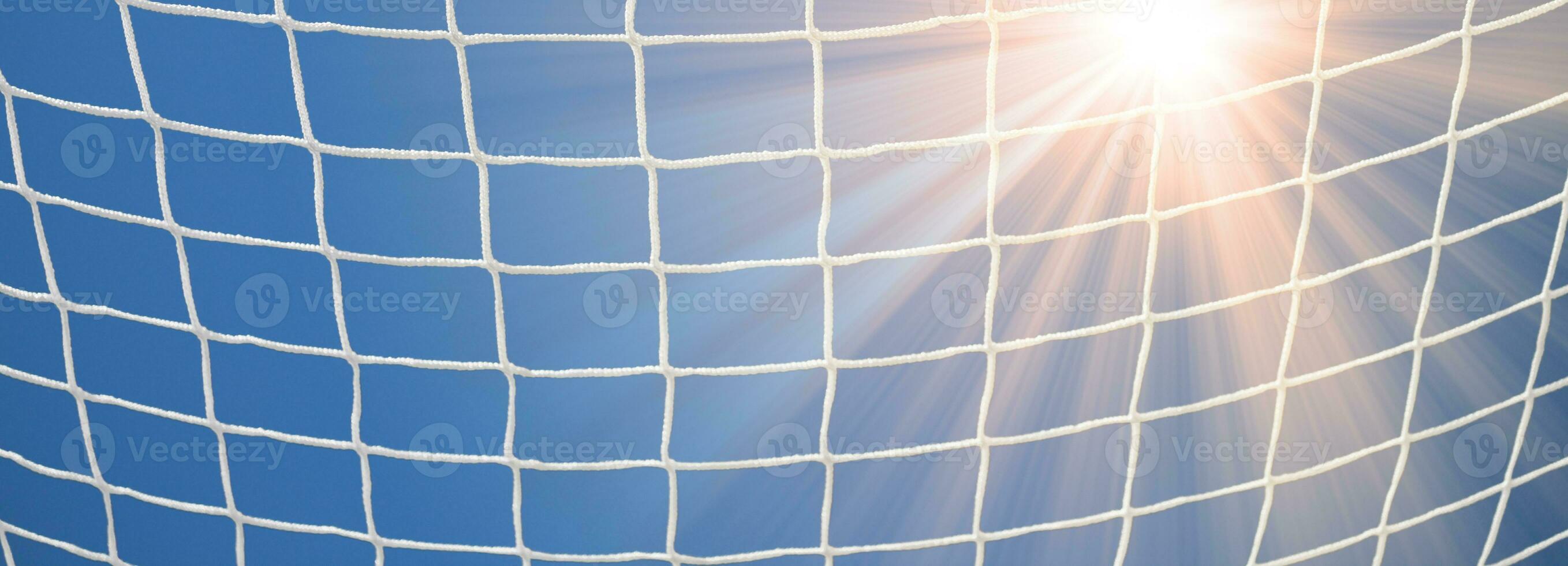 balón de fútbol en la red de un gol. concepto de fútbol foto