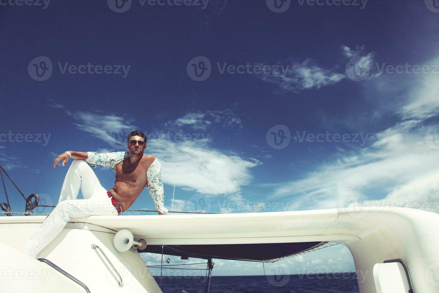 joven navegando su barco en el océano abierto foto