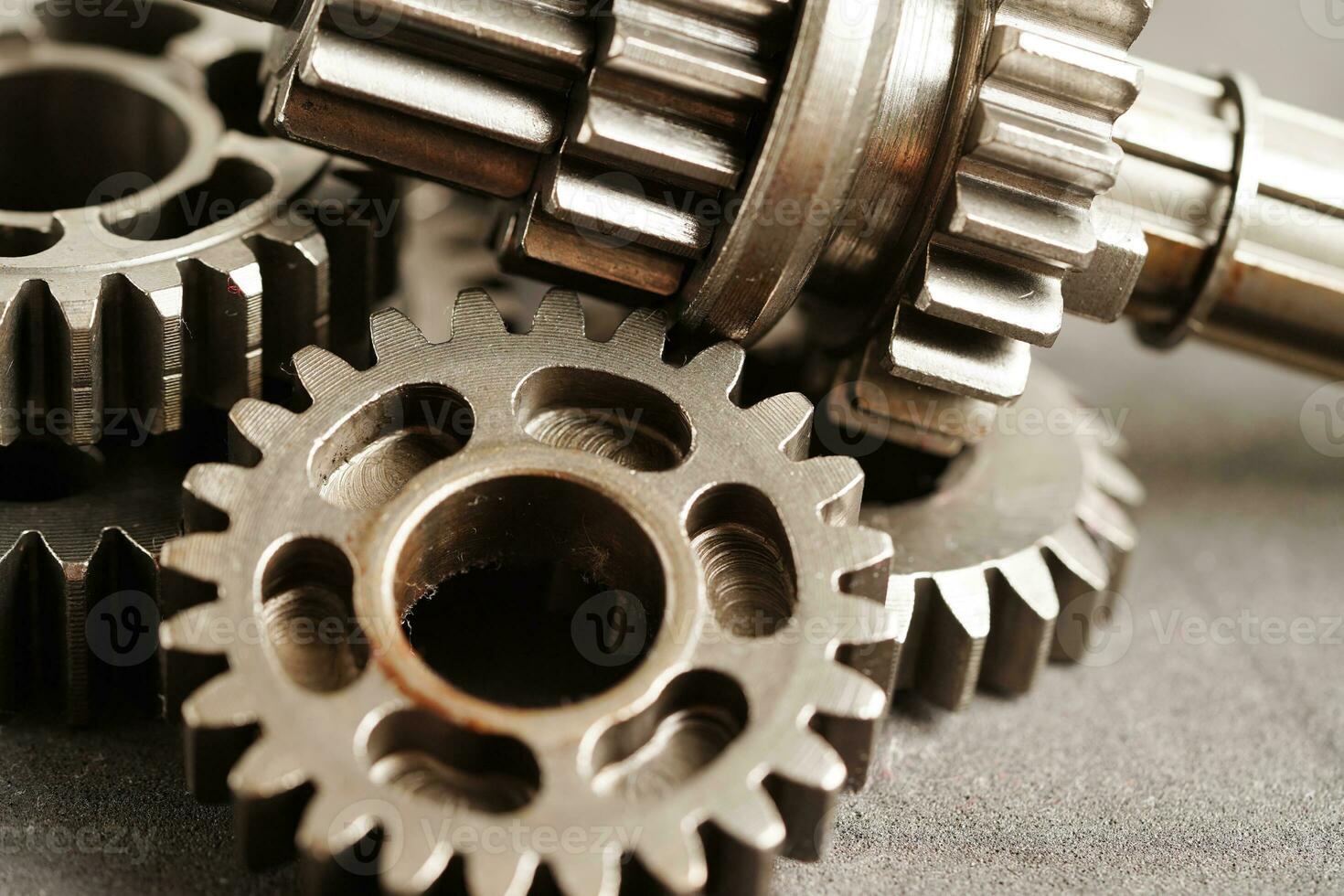 metal engranaje rueda motor coche y bicicleta, mecánico industria concepto. foto