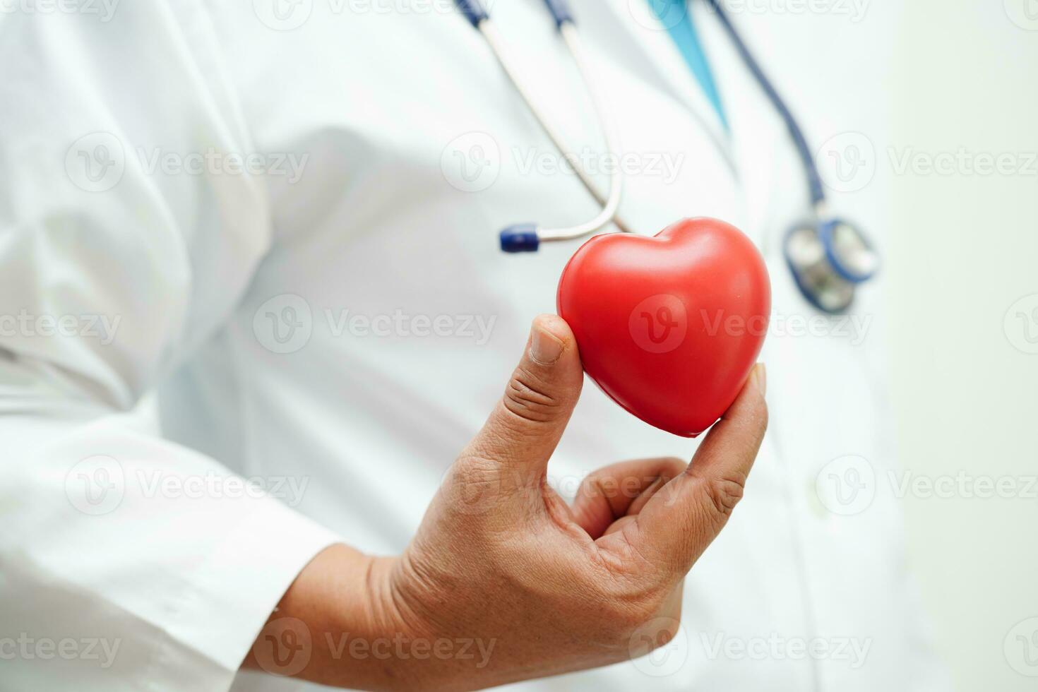 doctora asiática con corazón rojo para la salud en el hospital. foto