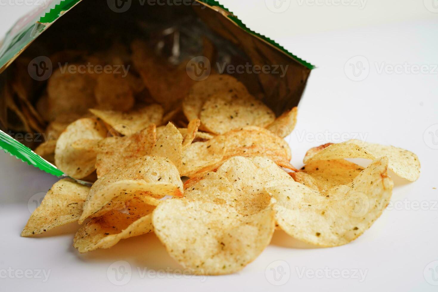 papas fritas en bolsa abierta, delicioso condimento de barbacoa picante para crips, refrigerio frito en rodajas finas comida rápida en bolsa abierta. foto