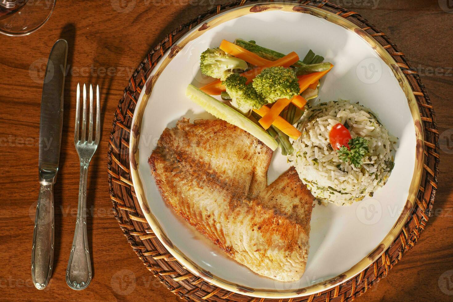 hermosa plato de A la parrilla pescado con arroz. en el antecedentes antiguo libros foto