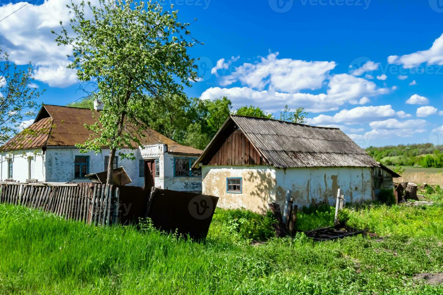 hermosa y antigua casa de campo abandonada en el campo sobre fondo natural foto