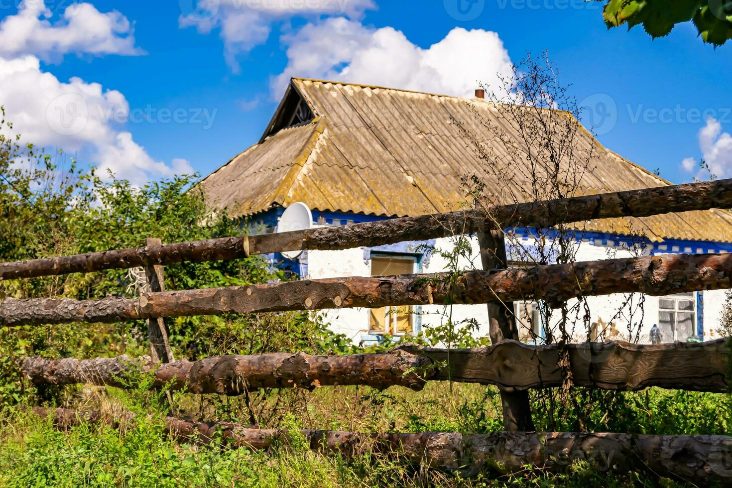 hermosa y antigua casa de campo abandonada en el campo sobre fondo natural foto